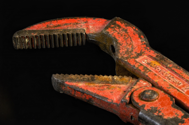 plombier-PEILLE-min_pipe-wrench-318084